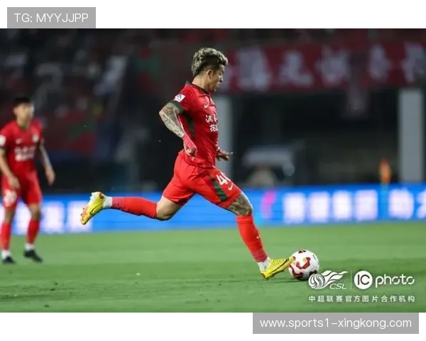 河南队迈达纳定位球头槌破门，利用海港防空漏洞扩大领先优势